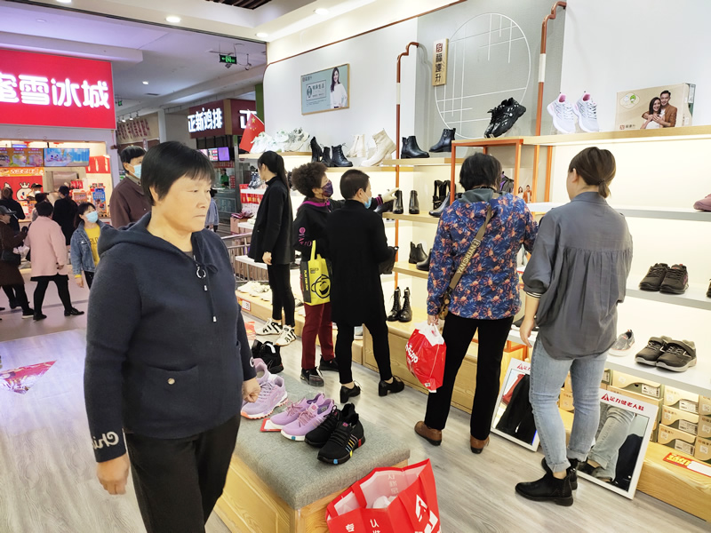 鞋子品牌加盟-現(xiàn)在鞋子品牌特別多，選擇哪個(gè)加盟更具有吸引力呢？