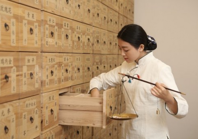 艾葉泡腳能治風(fēng)濕嗎-請(qǐng)問(wèn)用艾葉煮水泡腳對(duì)膝關(guān)節(jié)風(fēng)濕和骨質(zhì)增生有沒(méi)有緩解