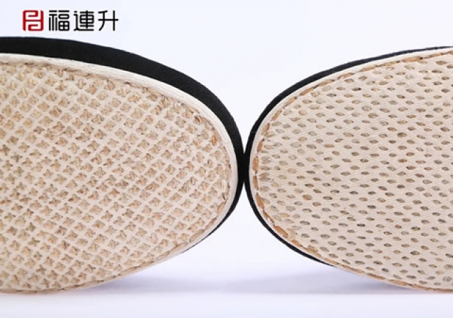 千層底布鞋 中國風(fēng)手工布鞋介紹 爺爺?shù)臓敔敹荚诖┧?/></a></div>
                <div   id=