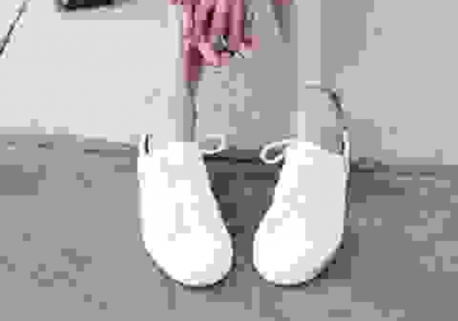 白鞋子發(fā)黃有什么辦法變白-白色帆布鞋發(fā)黃，怎么洗才能變白？